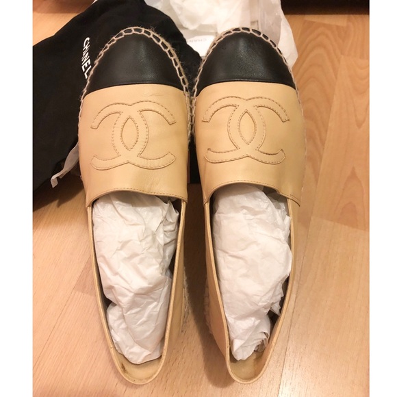 ❌SOLD❌ CHANEL CC BEIGE/BLACK LEATHER ESPADRILLES - Picture 2 of 3